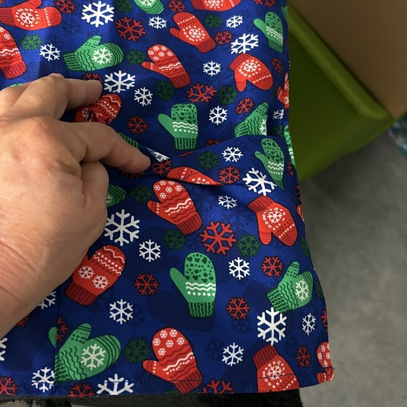 NWT Cassandra O Winter Themed Work Shirt SS Scrub Top Mittens Snowflakes M - Picture 4 of 14